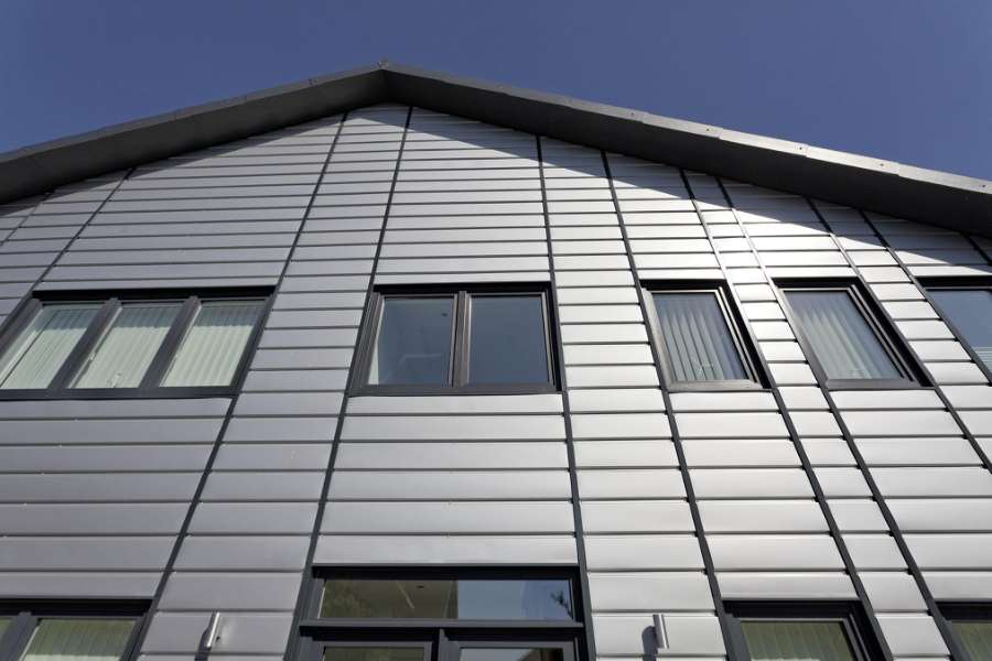 Wirtschaftlicher „Kassetten-Look“ für die Fassade, Mittelweg 9a, 25855 Haselund